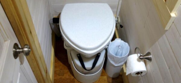Compost toilet (1400 × 600 px)